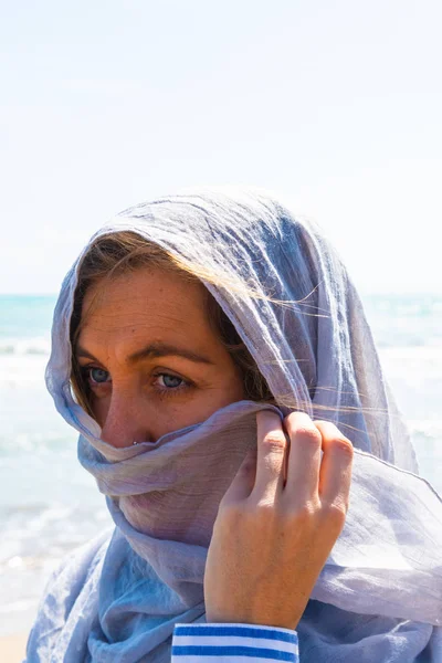 Junge Frauen mit hellgrauem Schal — Stockfoto