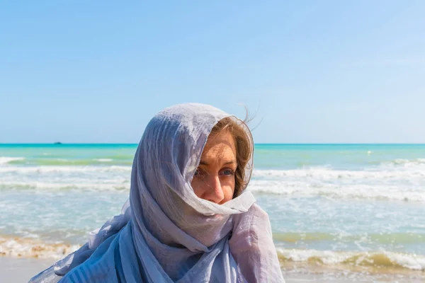 Junge Frauen mit hellgrauem Schal — Stockfoto