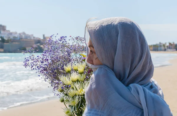 Junge Frauen mit einem Strauß verschiedener Blumen — Stockfoto