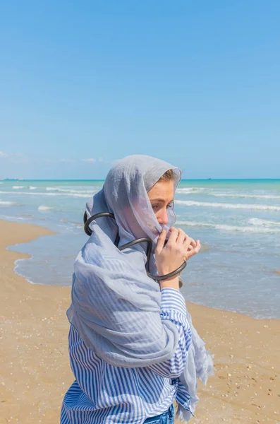 Jeune femme avec un câble anti vol — Photo