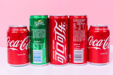 dört kutu Coca-Cola ve bir sprite olabilir, üç kutu yazılmış