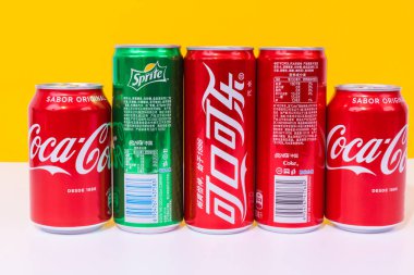 dört kutu Coca-Cola ve bir sprite olabilir, üç kutu yazılmış
