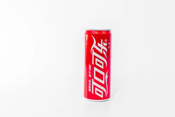 Pode coca-cola escrito em chinês — Fotografia de Stock
