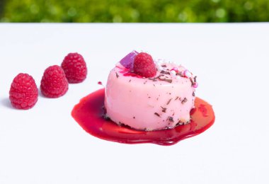 Lezzetli küçük fantezi kek. Çilek ile dekore edilmiş