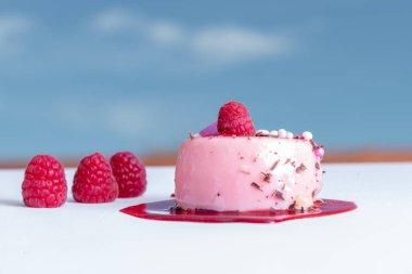Berry soslu lezzetli berry tart arka planda gökyüzü