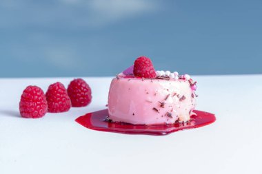 Berry soslu lezzetli berry tart, arka planda gökyüzü
