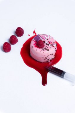 berry tart, makaronlar ve beyaz masa yakın çekim taze çilek.