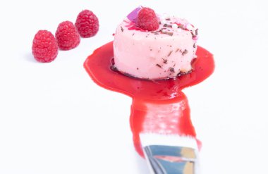 berry Tart, Mousse Kek, çilek ve macaroons. Dekore Fotoğraf