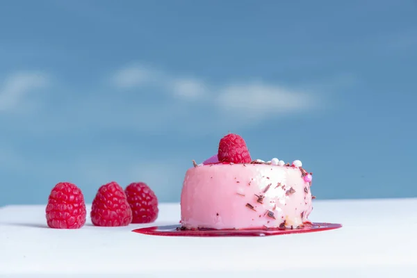 stock image Delicious berry tart with berry sauce, the sky in the background