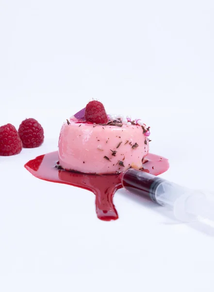 Закройте вид на розовый торт. С лесными ягодами и шоколадной стружкой — стоковое фото
