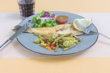 Buğulanmış sebze ve taze salata ile ızgara balık.