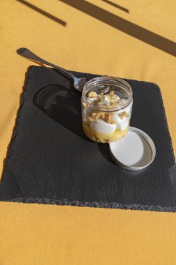 Siyah kayrak üzerinde İtalyan şırınga ile Passion meyve krem