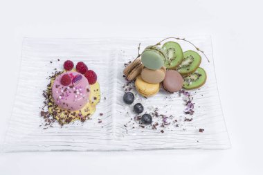 Beyaz çikolata rocher üzerinde Ahududu mus, tereyağı krema makarna ile Üst görünüm