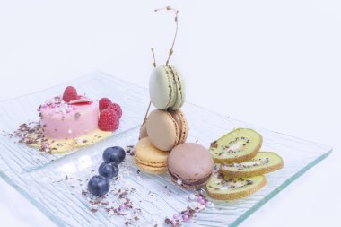 Beyaz çikolata rocher üzerinde Ahududu mus, tereyağı kremalı makarna ile