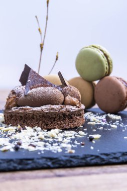 arka planda belçika çikolatalı kek ve makarna