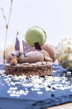 arka planda belçika çikolatalı kek ve makarna