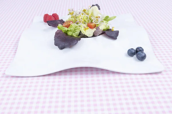 Fazolový salát s Cizhráčkem a čerstvým salátem. Pohled shora — Stock fotografie