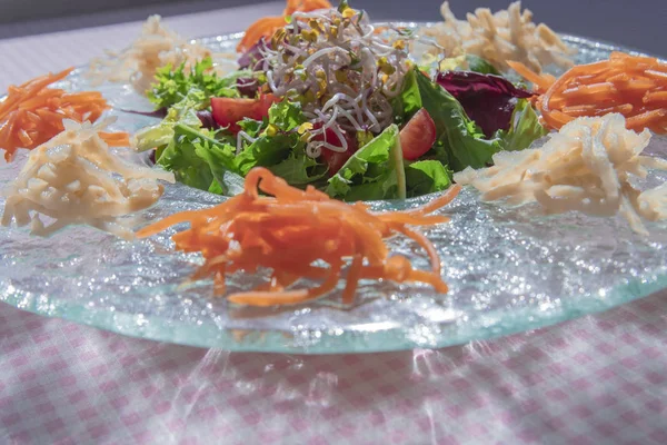 Ensalada fresca con brotes de frijoles y verduras ralladas — Foto de Stock