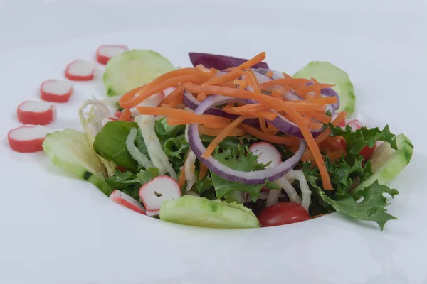 Surtido brotes ensalada con cebolla rallada zanahoria, tomates cherry en un plato de vidrio. Fondo blanco —  Fotos de Stock