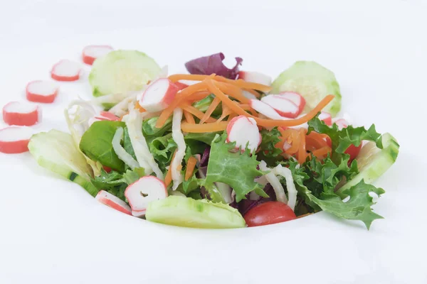 Surtido brotes ensalada con cebolla rallada zanahoria, tomates cherry en un plato de vidrio. Fondo blanco —  Fotos de Stock