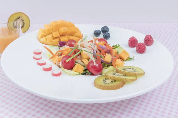 Chutný smíšený salát s čerstvým třešňovým rajčaty, mangem, hlávkovým salátem a okurkou na bílém pozadí — Stock fotografie