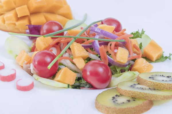 Sabrosa ensalada mixta con tomates cherry frescos, mango, lechuga y pepino sobre un fondo blanco —  Fotos de Stock