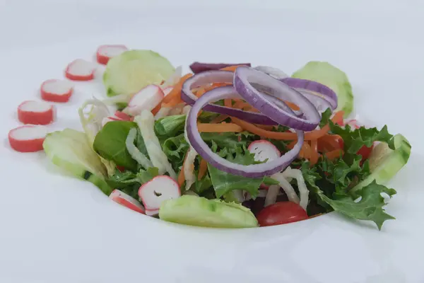 Surtido brotes ensalada con cebolla rallada zanahoria, tomates cherry en un plato de vidrio. Fondo blanco —  Fotos de Stock