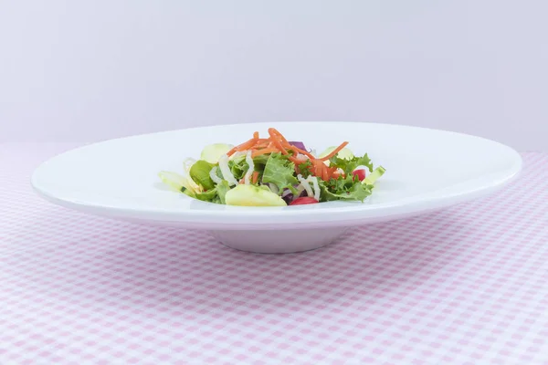 Ensalada surtida de brotes en una placa de vidrio —  Fotos de Stock