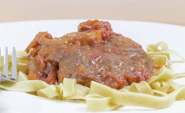 Pâtes fettuccine à la sauce carbonara sur du fromage dans une assiette — Photo