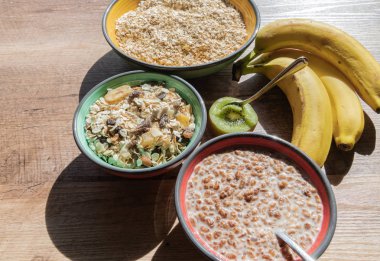 Meyve ve kahvaltılı yulaf ezmesi kâselerde servis edilir.