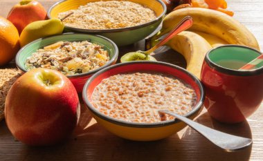 Diyet konsepti, elma, süt kasesi ve tahıl