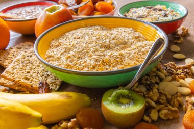 Besleyici kahvaltı malzemeleri, mısır gevreği, granola, elma, kivi ve muz.