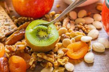 Tahıllarla çevrili taze yeşil kivi.