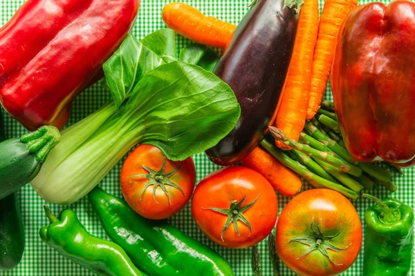 Vegetales ecológicos concepto de nutrición saludable sobre un fondo verde — Foto de Stock