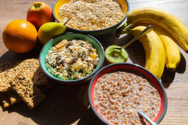 Muzlu, kivili ve tahıllı süt kasesi.