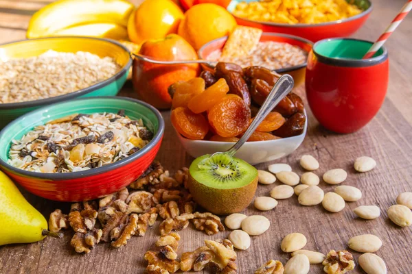 Süt, kuru erik ve hurma ile servis edilen kahvaltı