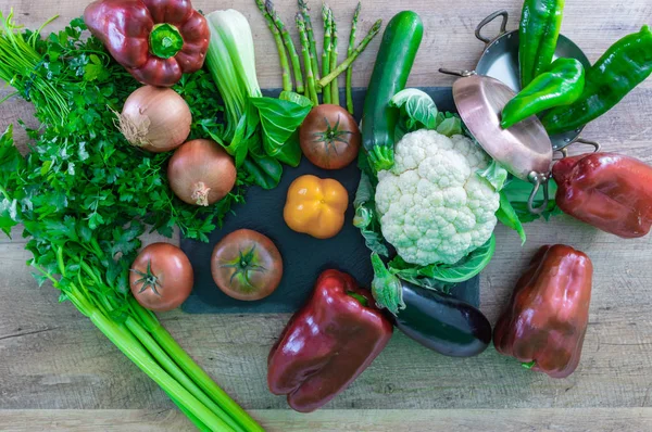 Verduras de primavera crudas y orgánicas — Foto de Stock