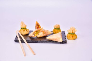 Karides köfte ile deniz ürünleri samsa. Asya gıda