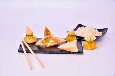 Karides köfte ile deniz ürünleri samsa. Asya gıda