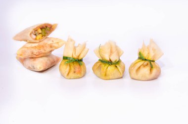 Beyaz arka planda taze karides köfte meze