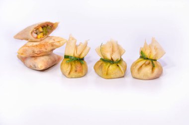 Beyaz arka planda taze karides köfte meze