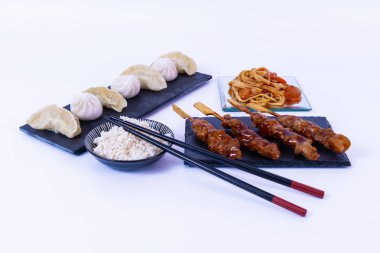 köfte, beyaz pirinç ve suşi rulo. Beyaz arka plan