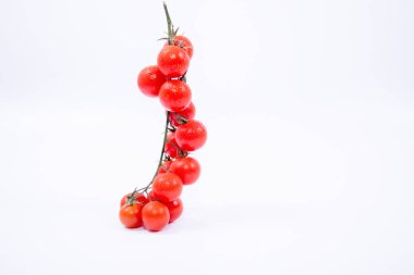Kırmızı Kiraz domates yakın çekim beyaz arka plan. Beyaz arka planda taze Olgun kırmızı kiraz domates yakın çekim