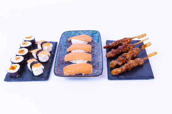 Losos a krevety sushi rolky. Tempura. Japonské jídlo — Stock fotografie