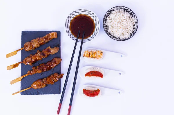 Sushi rolky, rýže, smetanový sýr. Asijský potravinový rámec. Večeře. — Stock fotografie