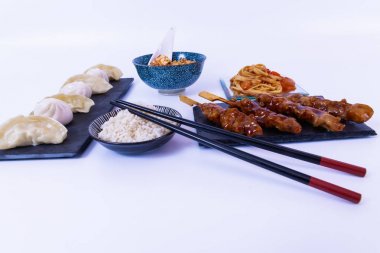 Tencere, soya sosu, beyaz pirinç, tofu peyniri, erişte. beyaz arkaplan