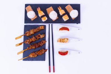 Suşi, pirinç, krem peynir. Asya yemekleri. Akşam yemeği partisi.