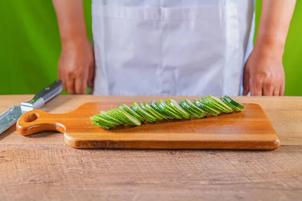 Zucchini slices.Raw zucchini slices over a wooden table — Stock Photo, Image