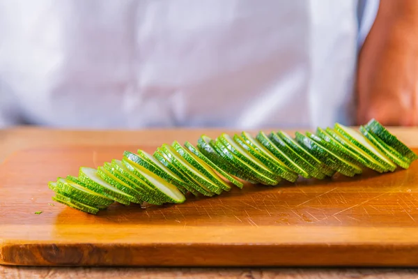 Zucchini slices.Raw zucchini slices over a wooden table — Stock Photo, Image