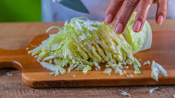 Piece of fresh cabbage, chopped cabbage, kitchen knife on a wooden cutting board — Stock Photo, Image